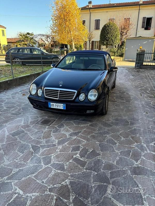 Usata Mercedes CLK320 218 CV (160 kW) 2000 Blu Cabrio