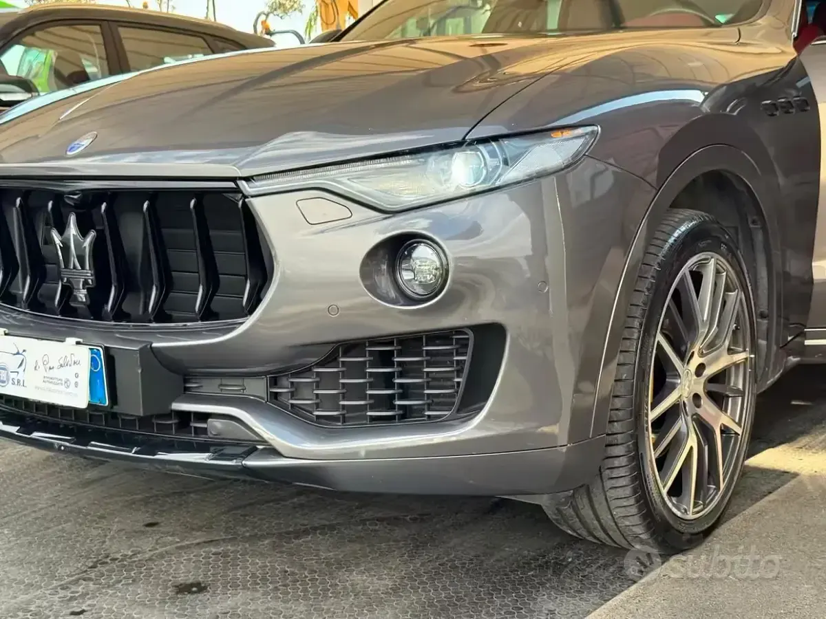 Usata Maserati Levante 275 CV (202 kW) 2017 Grigio SUV