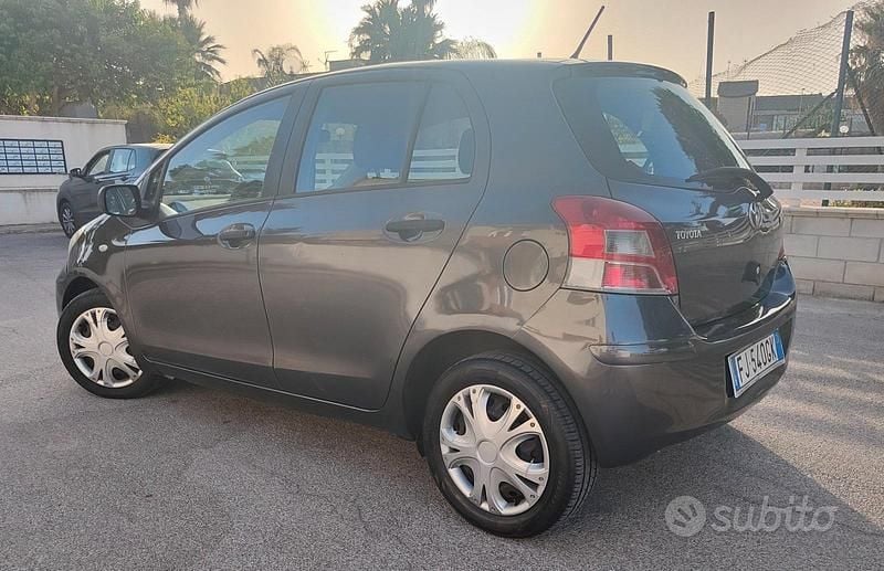 Usata Toyota Yaris 90 CV (66 kW) 2011 Grigio Utilitaria
