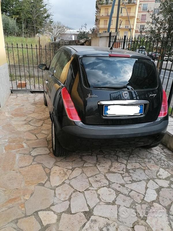 Usata Lancia Ypsilon 75 CV (55 kW) 2004 Nero Utilitaria