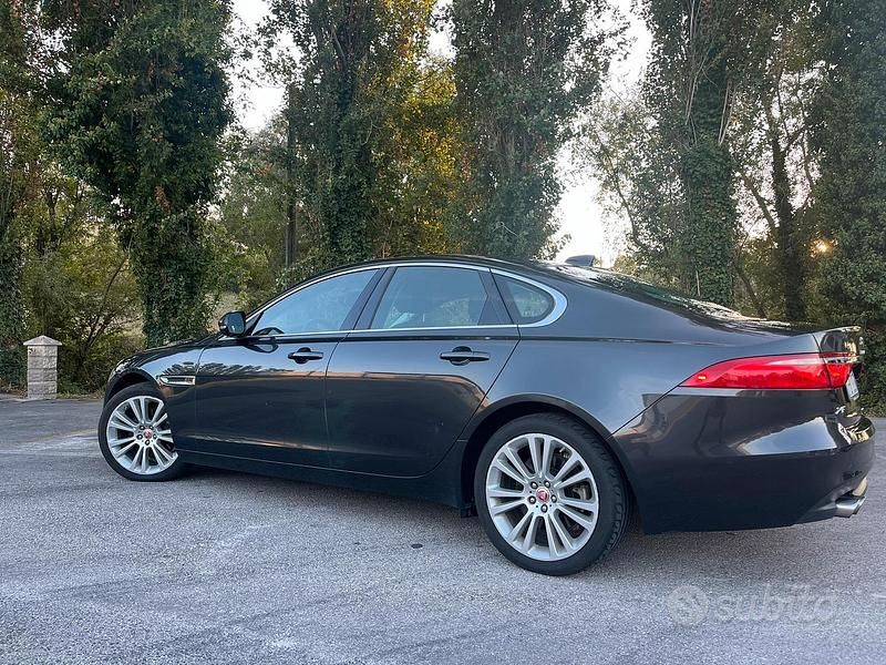 Usata Jaguar XF 200 CV (147 kW) 2016 Grigio Berlina