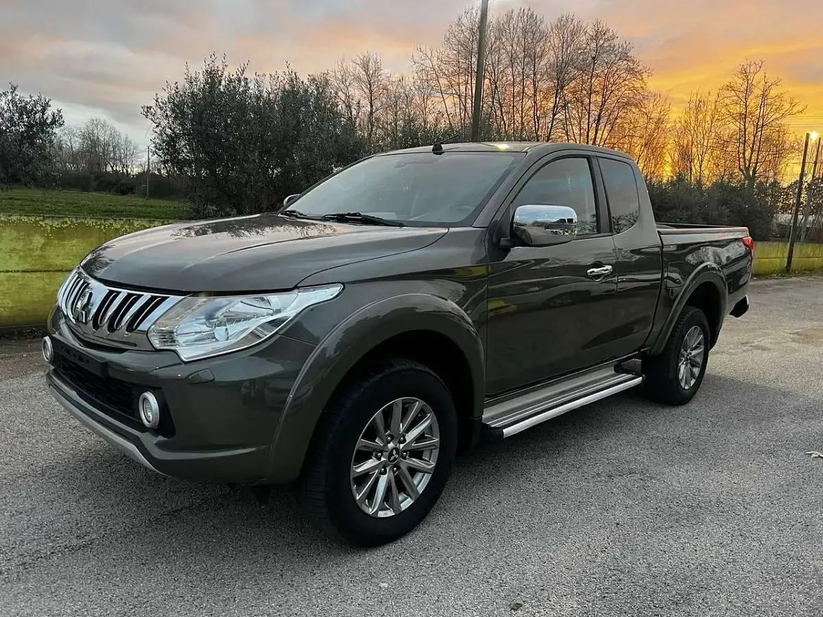 Usata Mitsubishi L200 181 CV (133 kW) 2018 Grigio Pick-up