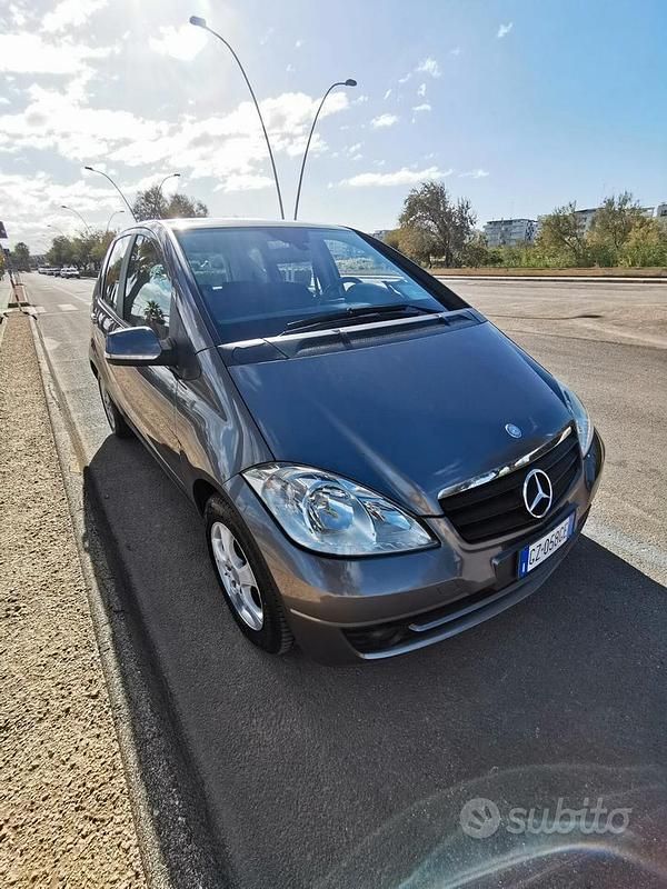 Grigio Usata 2011 Mercedes A180 Elegance Tre volumi | 4490 € (Molto cara) - Immagine 1/4
