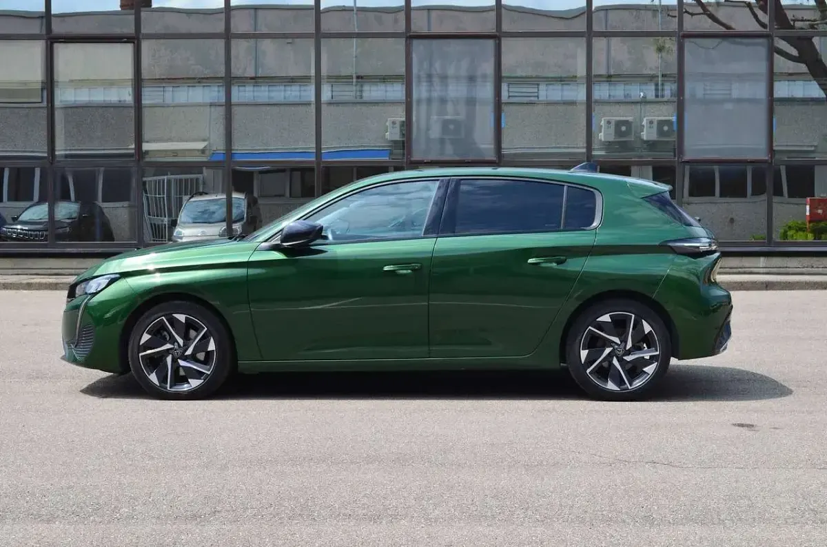 Usata Peugeot 308 Allure 131 CV (96 kW) 2024 Verde olivine Berlina