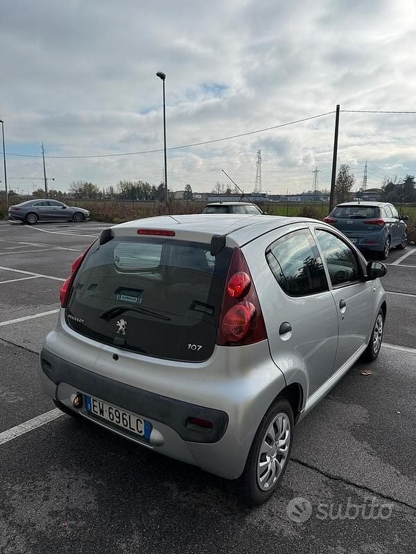 Grigio Usata 2013 Peugeot 107 Due volumi | 4999 € (Ottimo prezzo) - Immagine 1/4