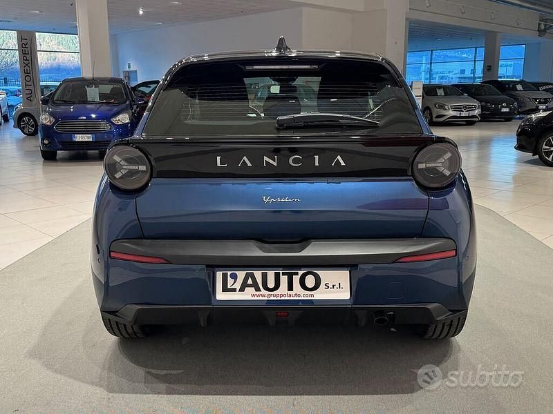 Nuova Lancia Ypsilon 101 CV (74 kW) 2025 Blu Utilitaria