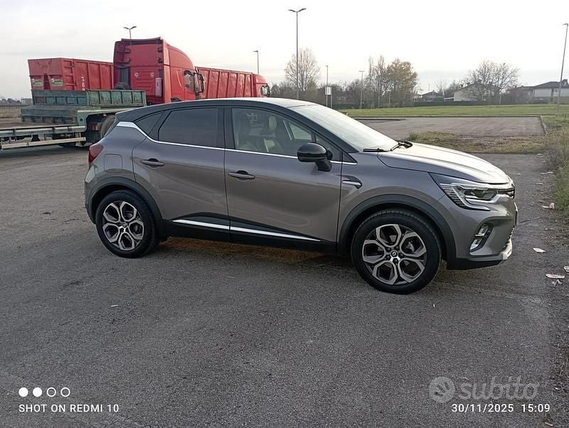 Usata Renault Captur 101 CV (74 kW) 2023 Grigio SUV