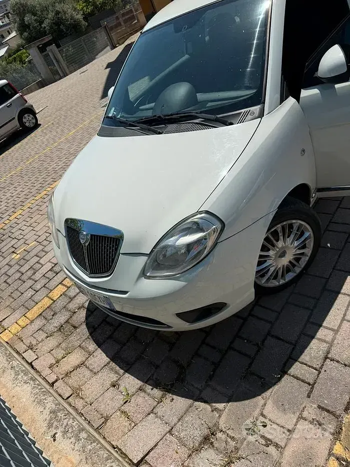 Usata Lancia Ypsilon 75 CV (55 kW) 2011 Utilitaria