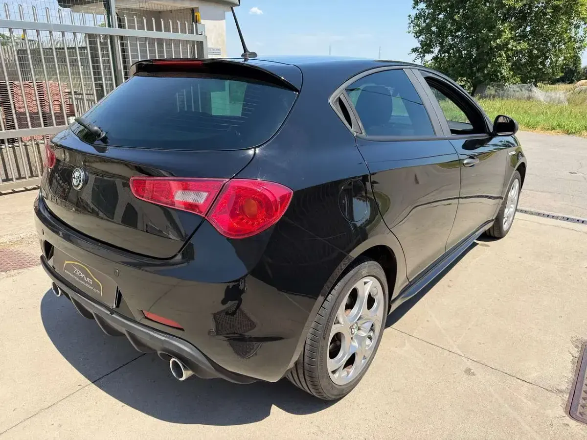 Usata Alfa Romeo Giulietta Exclusive 174 CV (127 kW) 2015 Nero Utilitaria