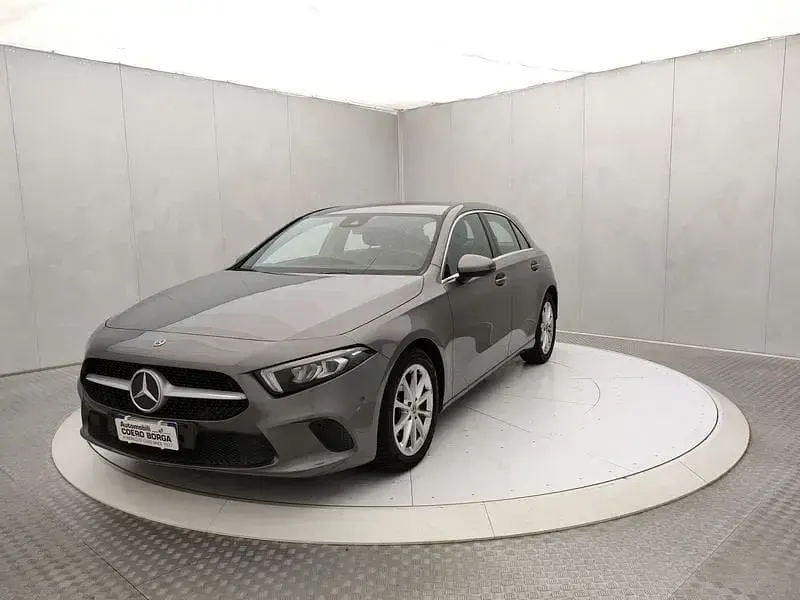 Usata Mercedes A180 Business 116 CV (85 kW) 2018 Grigio scuro Utilitaria