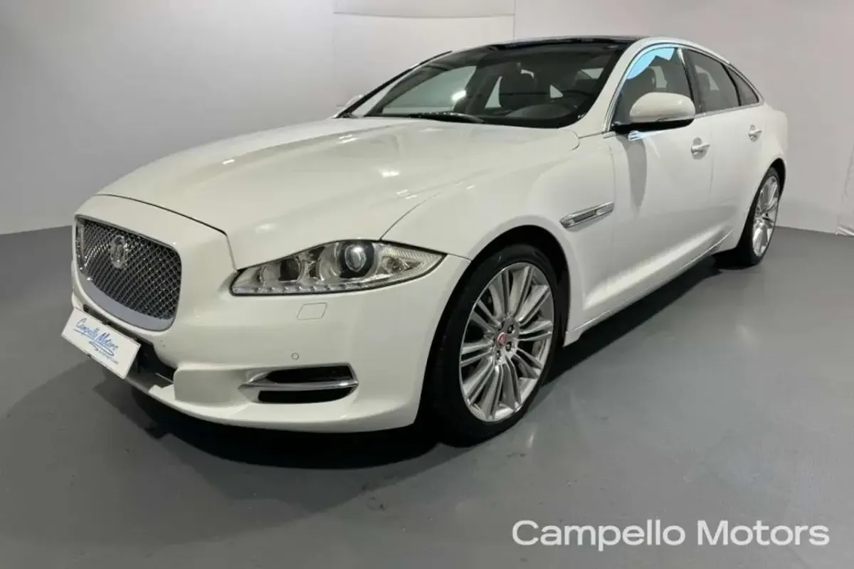 Usata Jaguar XJ Premium Luxury 275 CV (202 kW) 2014 Bianco metallizzato Berlina