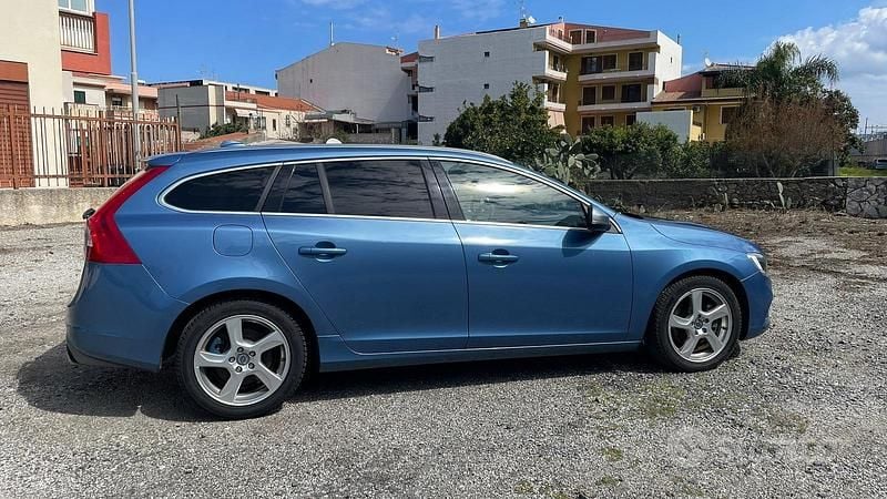 Usata Volvo V60 R-Design 115 CV (84 kW) 2014 Blu Station wagon
