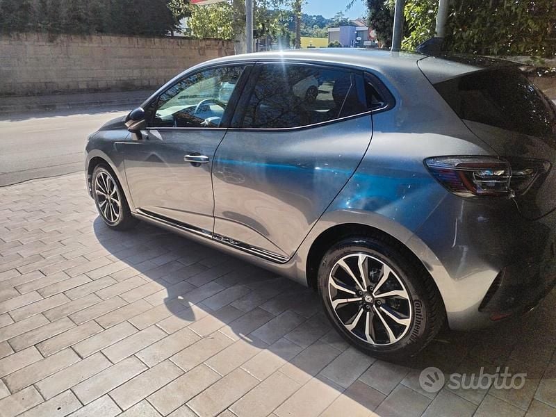 Usado Renault Clio V Techno 91 CV (66 kW) 2025 Plateado Berlina