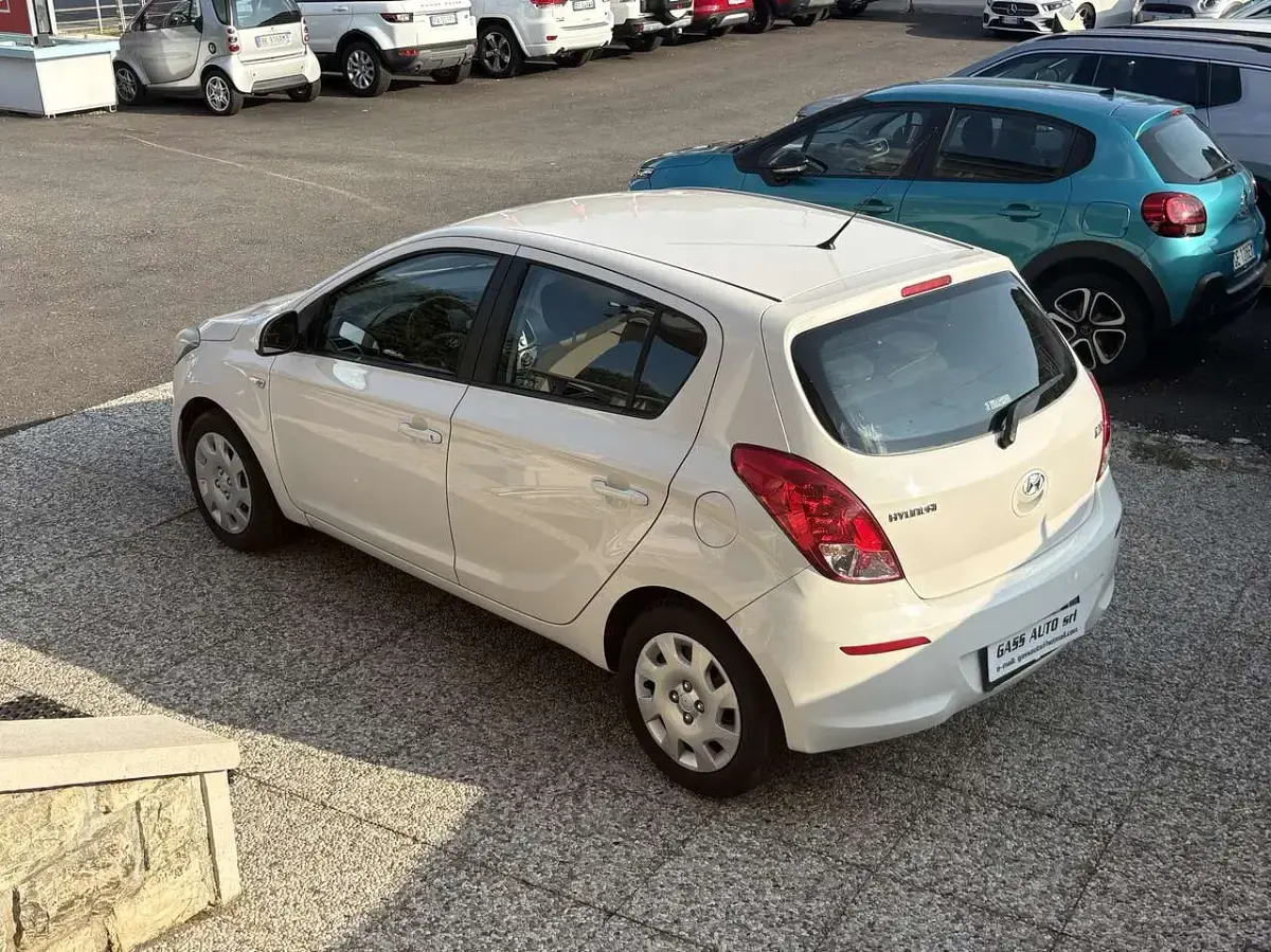 Usata Hyundai i20 Edition 84 CV (61 kW) 2013 Bianco Utilitaria