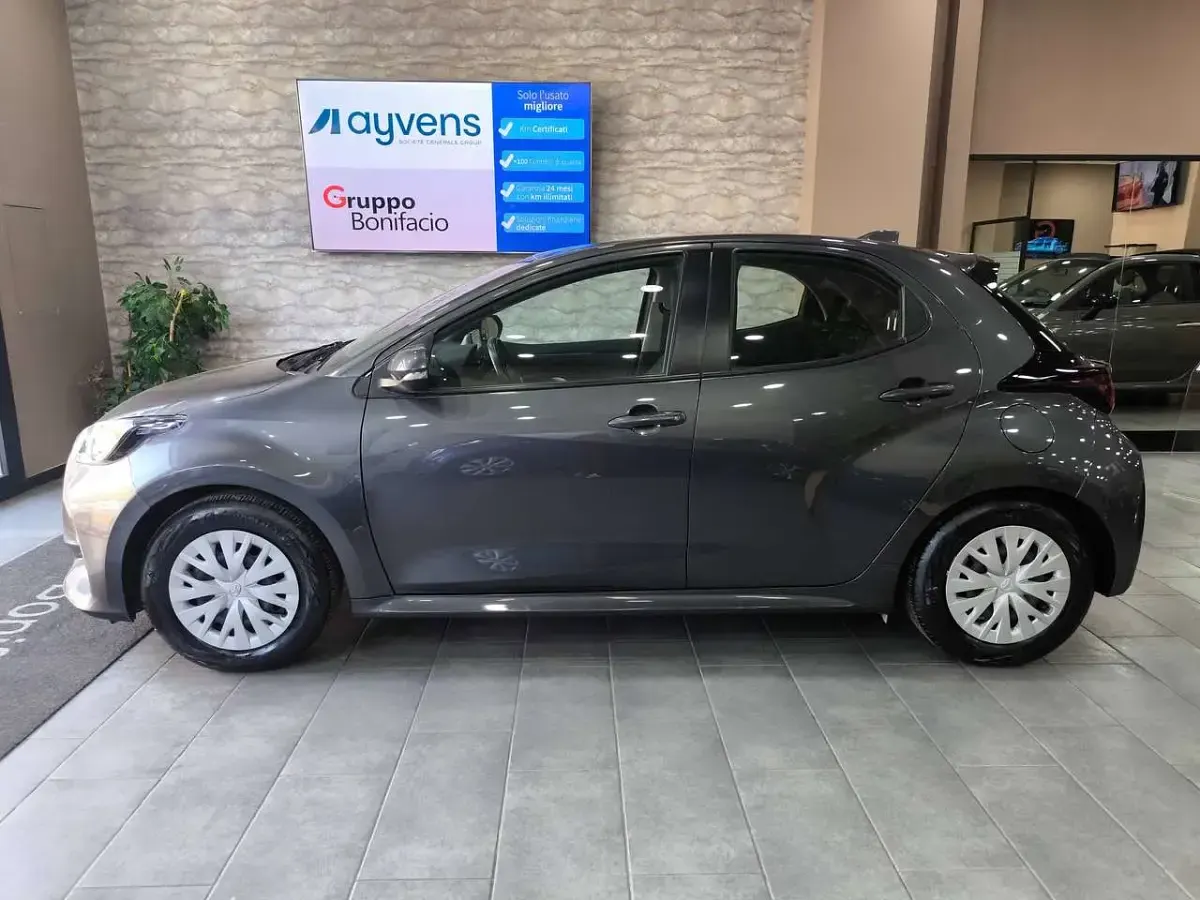 Usata Toyota Yaris Hybrid Business Edition 92 CV (67 kW) 2022 Grigio scuro metallizzato Berlina