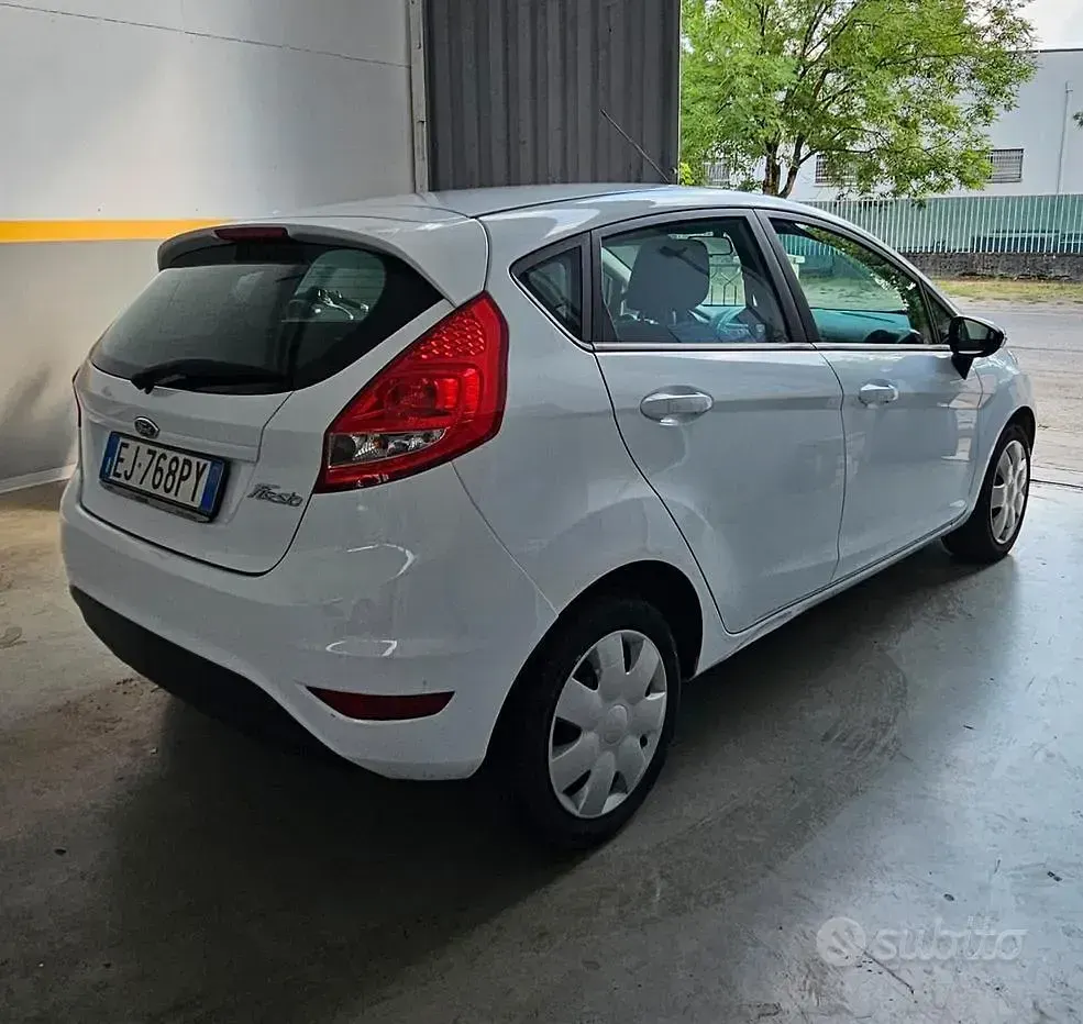 Usata Ford Fiesta 92 CV (67 kW) 2011 Bianco Berlina