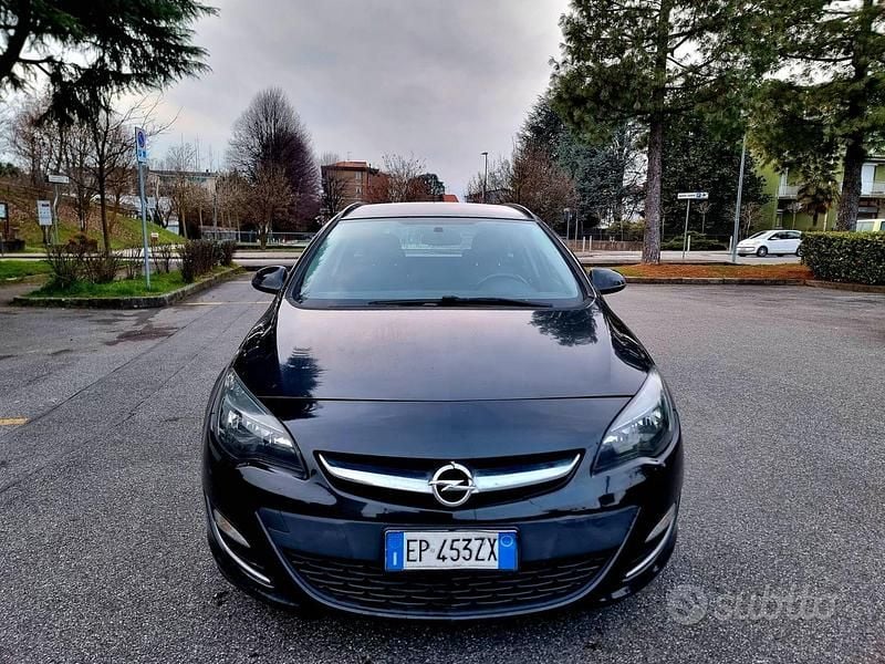 Usata Opel Astra 131 CV (96 kW) 2013 Nero Station wagon