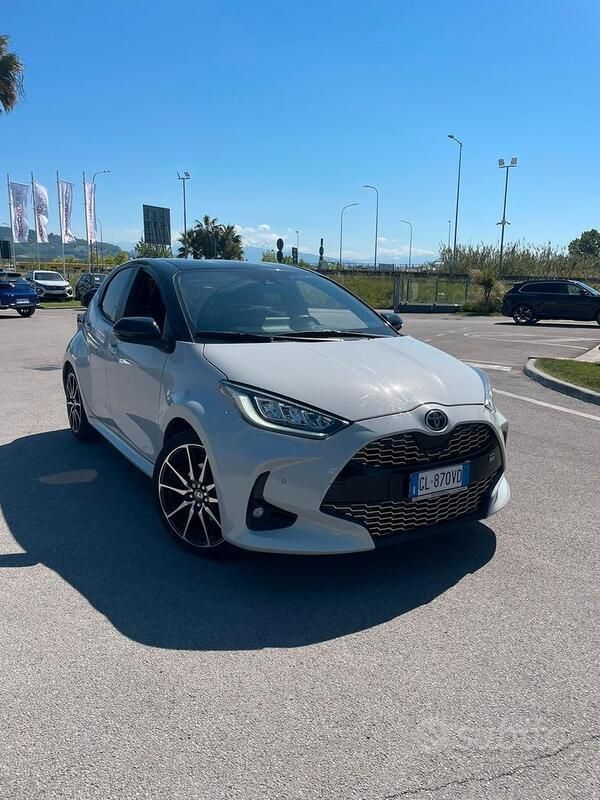Bianco Usata 2022 Toyota Yaris Hybrid Due volumi | 19.900 € (Buon prezzo) - Immagine 1/4