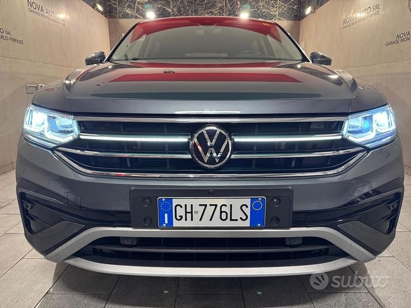 Grigio Usata 2022 VW Tiguan Allspace Elegance SUV | 31.900 € (Buon prezzo) - Immagine 1/4