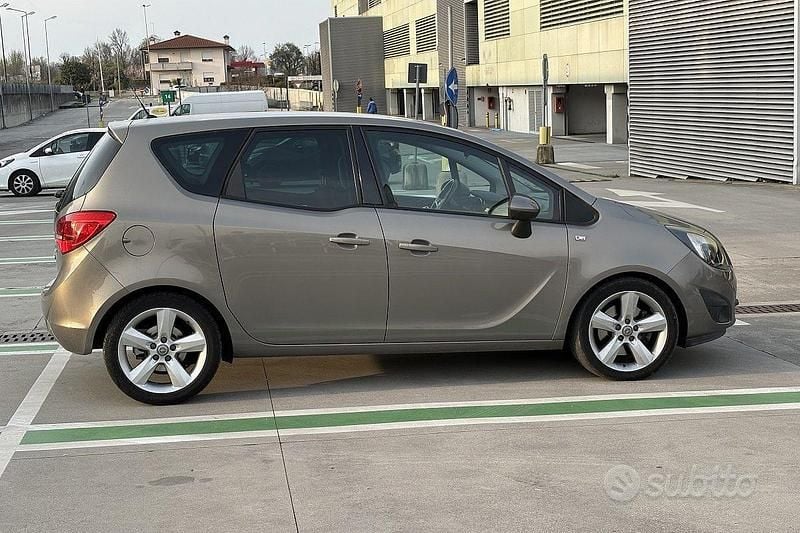 Usata Opel Meriva Cosmo 101 CV (74 kW) 2011 Grigio Monovolume