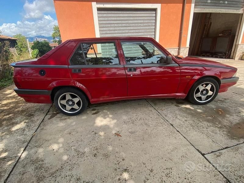 Usata Alfa Romeo 75 148 CV (108 kW) 1992 Rosso Berlina