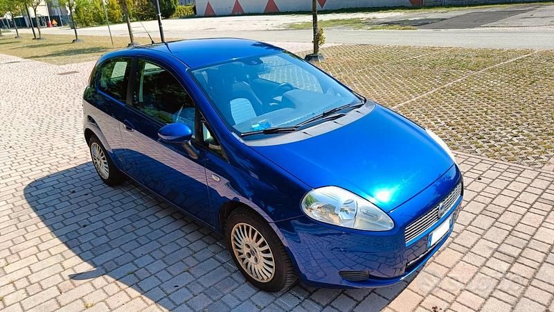 Blu Usata 2006 Fiat Grande Punto Dynamic Due volumi | 2500 € (Buon prezzo) - Immagine 1/4