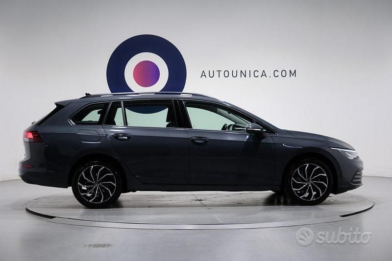 Usata VW Golf VIII Life 110 CV (80 kW) 2023 Grigio Station wagon