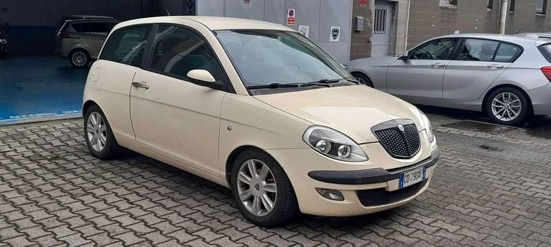 Usata Lancia Ypsilon 80 CV (58 kW) 2004 Bianco Utilitaria