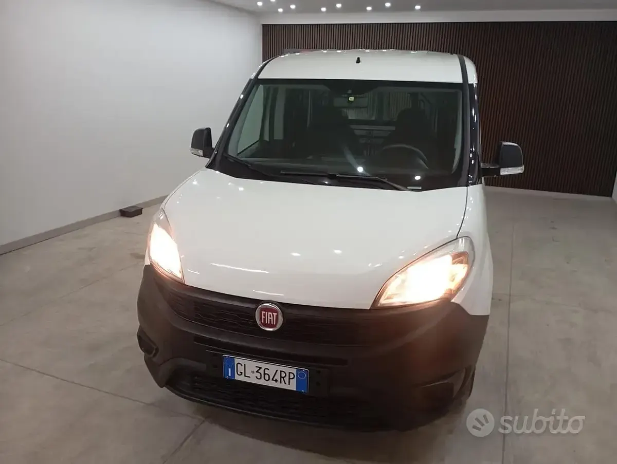 Usata Fiat Doblò 105 CV (77 kW) 2023 Bianco Monovolume