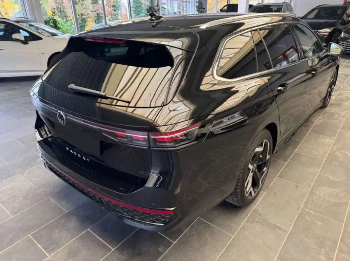 Usata VW Passat R-line 150 CV (110 kW) 2025 Nero Station wagon