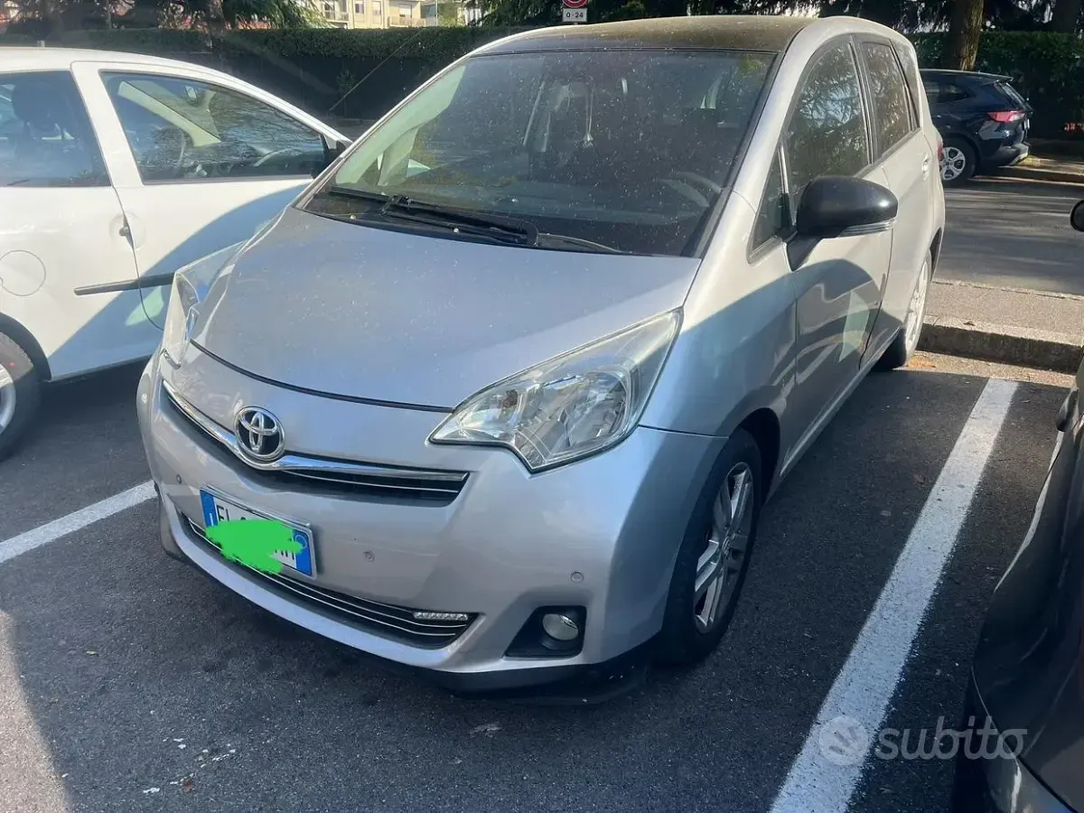 Usata Toyota Verso-S 99 CV (72 kW) 2012 Nero Monovolume