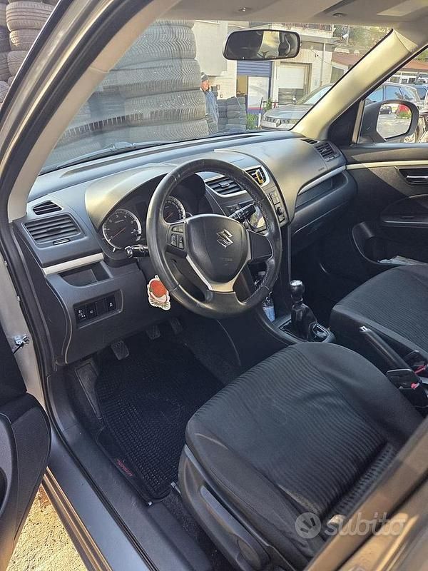 Begagnad Suzuki Swift 75 HK (55 kW) 2011 Grå Halvkombi