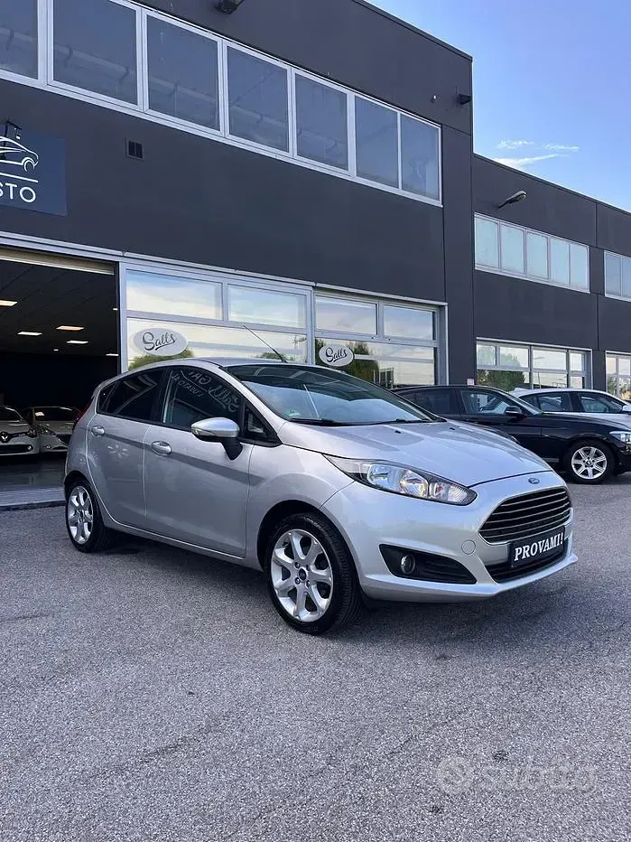 Usata Ford Fiesta 82 CV (60 kW) 2013 Grigio Berlina