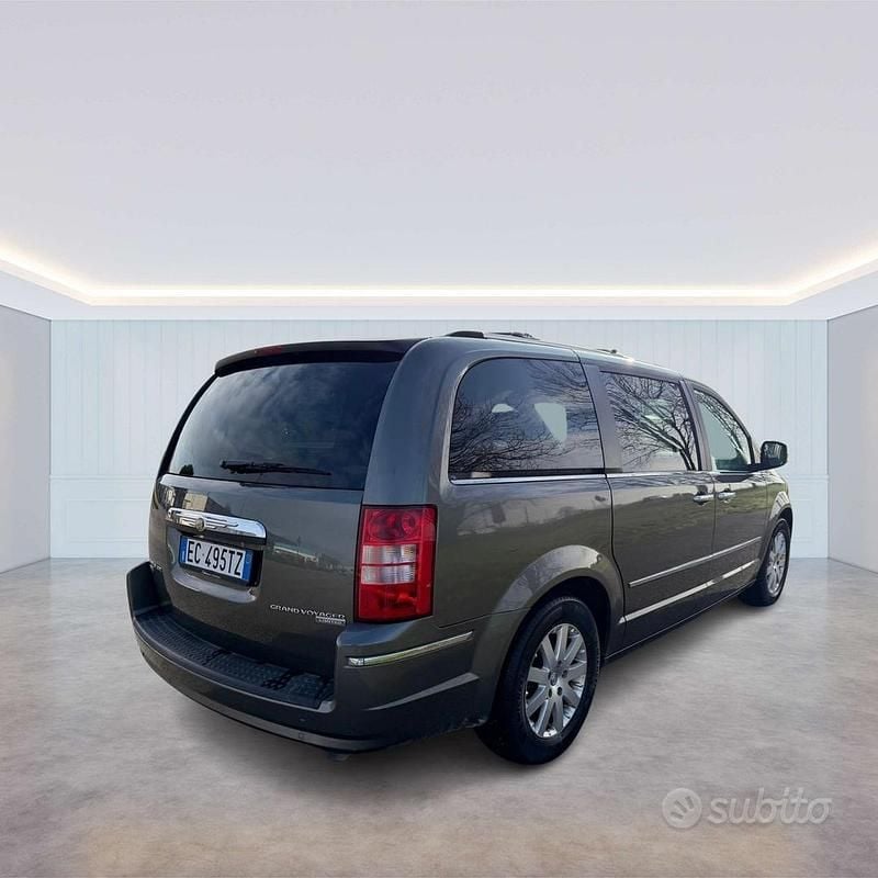 Usata Chrysler Voyager 163 CV (119 kW) 2010 Grigio Monovolume
