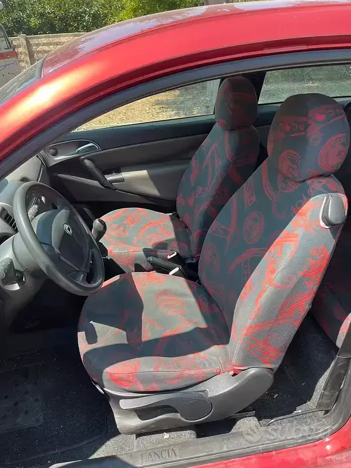 Usata Lancia Ypsilon 69 CV (50 kW) 2004 Rosso Utilitaria