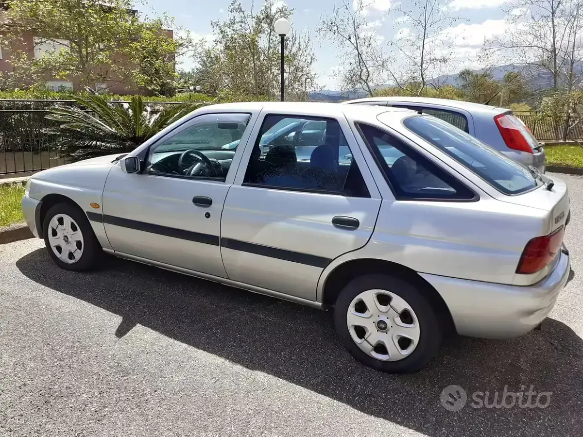 Usata Ford Escort Ghia 88 CV (64 kW) 1997 Grigio Berlina