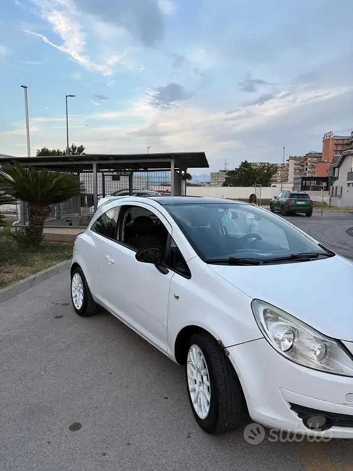 Usata Opel Corsa 75 CV (55 kW) 2009 Bianco Utilitaria