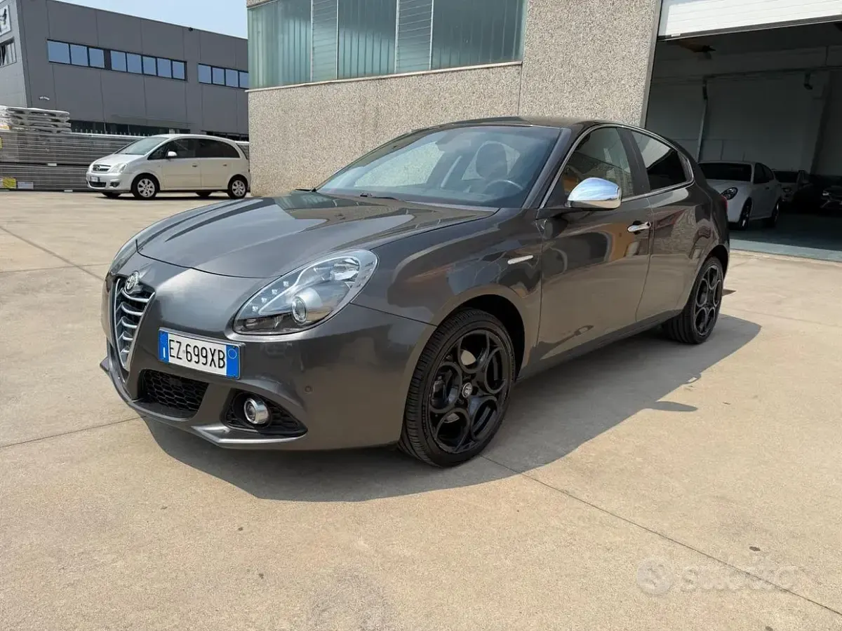 Usata Alfa Romeo Giulietta Exclusive 175 CV (128 kW) 2015 Grigio Utilitaria