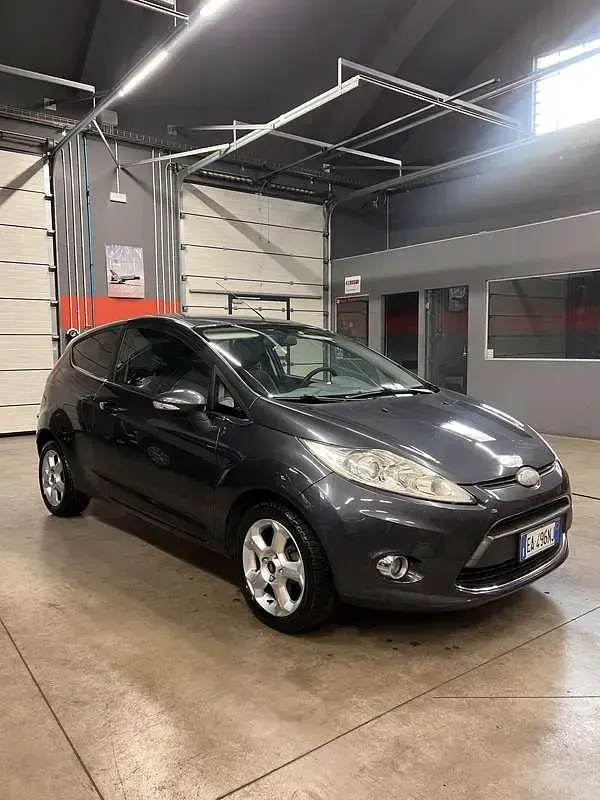 Usata Ford Fiesta Titanium 68 CV (50 kW) 2010 Grigio Berlina