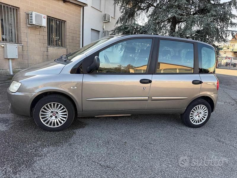 Usata Fiat Multipla Emotion 103 CV (75 kW) 2010 Grigio Monovolume