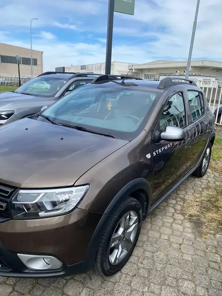 Usata Dacia Sandero Comfort 101 CV (74 kW) 2020 Marrone Berlina
