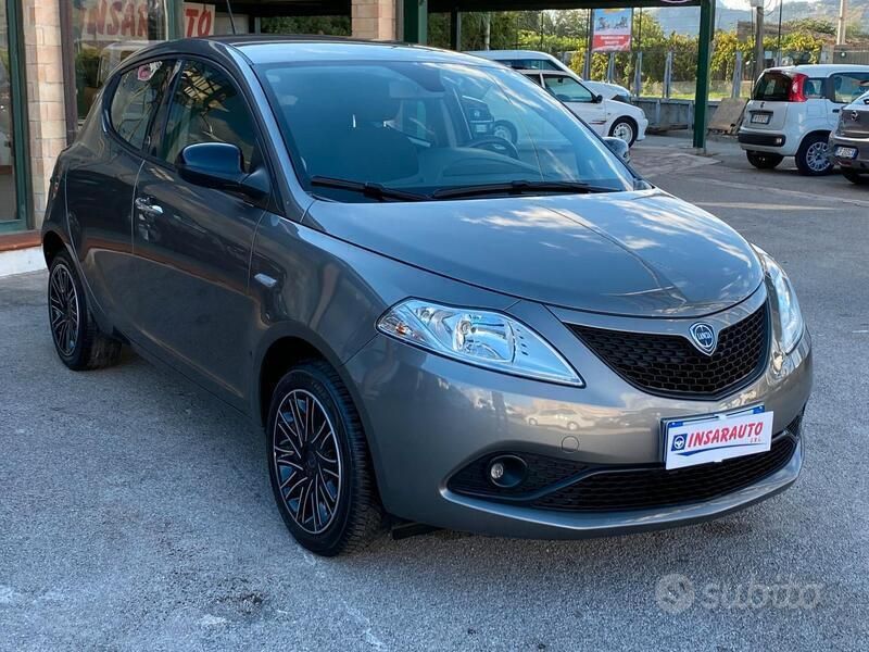 Usata Lancia Ypsilon Silver 69 CV (50 kW) 2020 Grigio Utilitaria