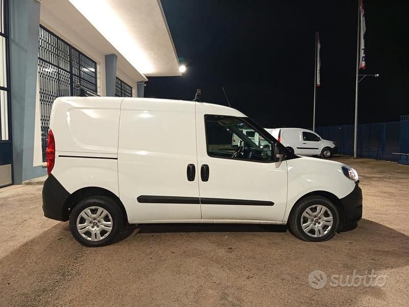 Usata Fiat Doblò S 90 CV (66 kW) 2022 Bianco Monovolume