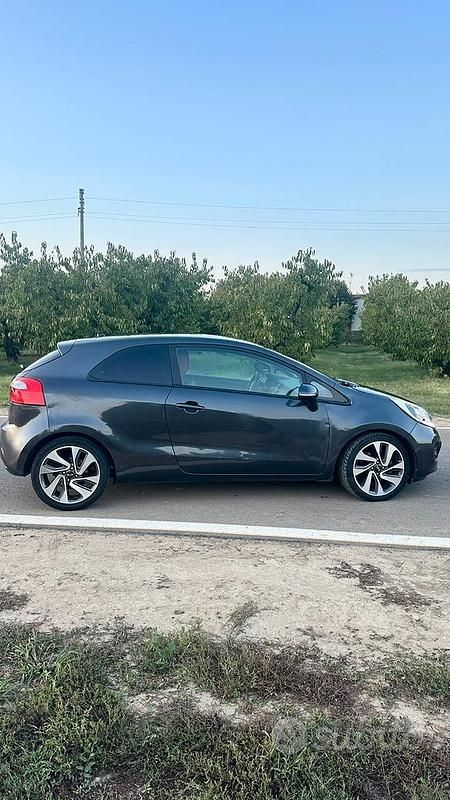 Usata Kia Rio EX 90 CV (66 kW) 2013 Grigio Berlina