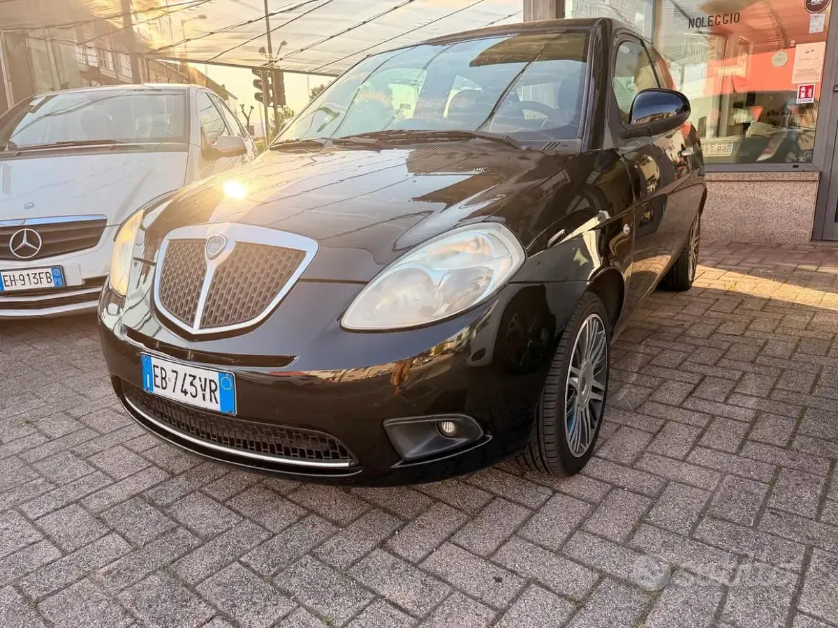 Usata Lancia Ypsilon 60 CV (44 kW) 2010 Nero Utilitaria