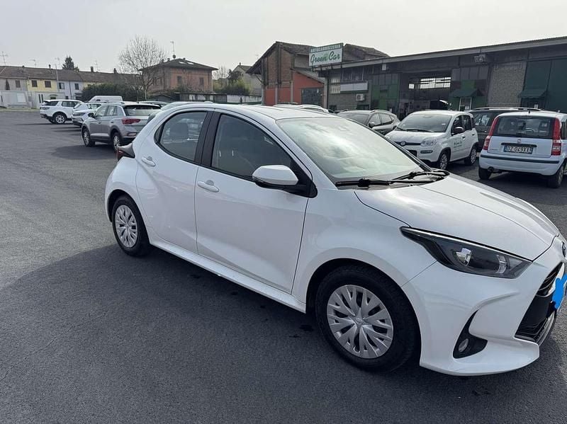 Usata Toyota Yaris Hybrid Active 92 CV (67 kW) 2023 Bianco Berlina