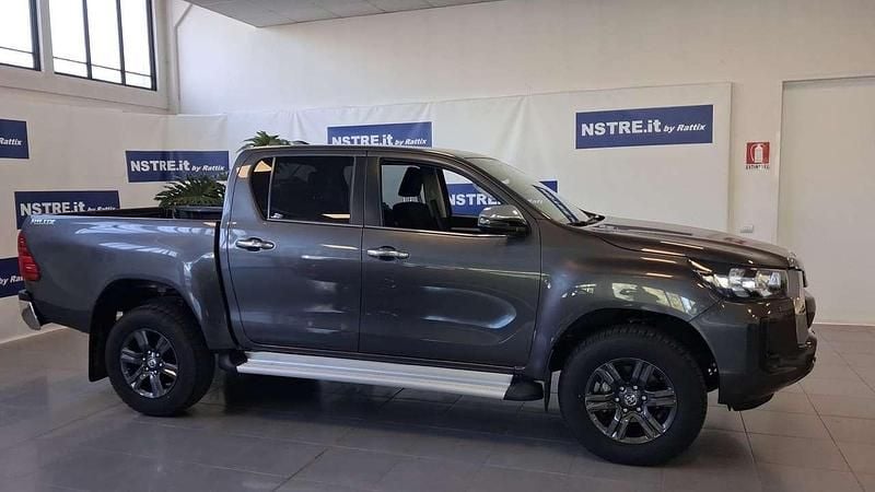 Usata Toyota HiLux Lounge 150 CV (110 kW) 2025 Dark grey Pick-up