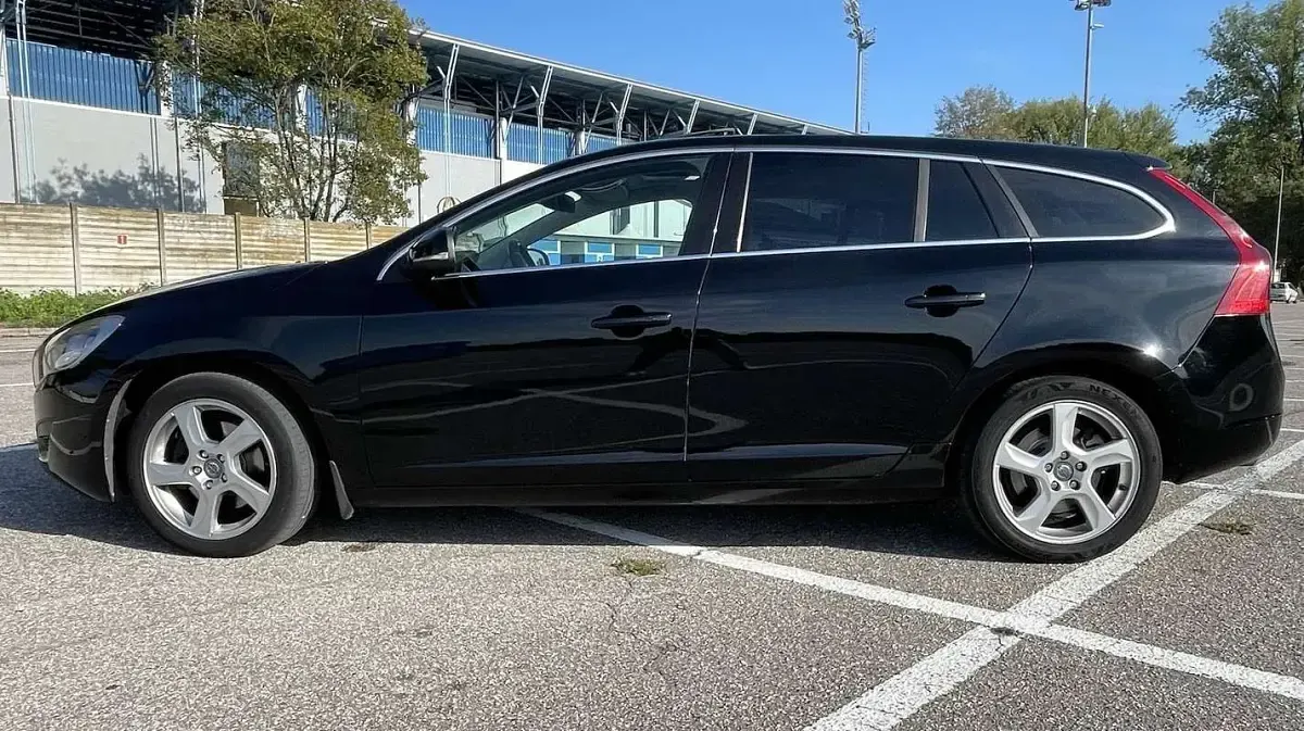 Usata Volvo V60 Momentum 163 CV (119 kW) 2011 Nero Station wagon