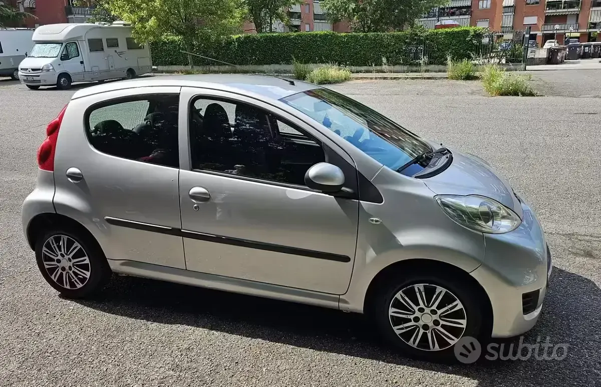 Usata Peugeot 107 Active 68 CV (50 kW) 2011 Grigio Utilitaria