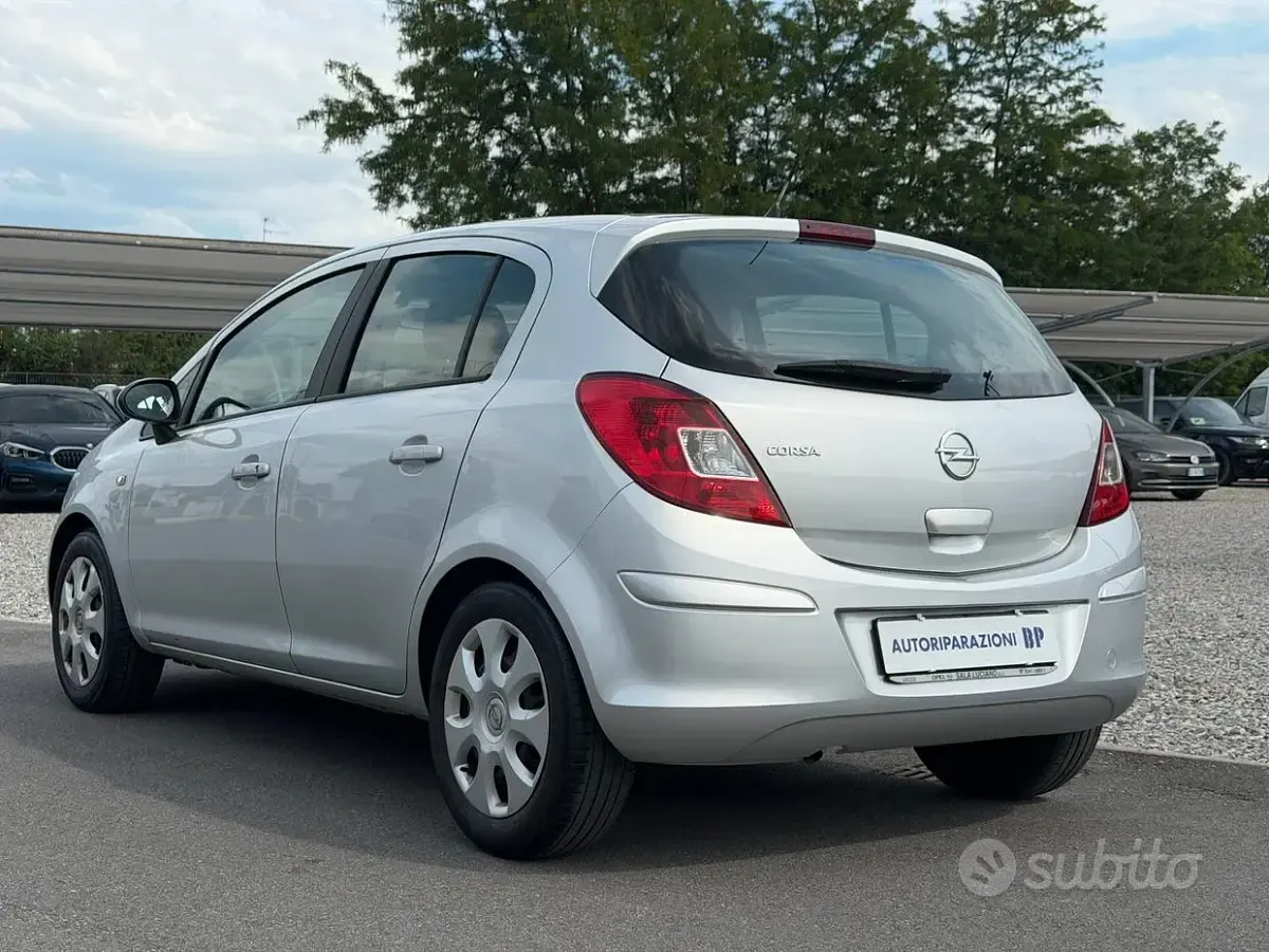Usata Opel Corsa Cosmo 86 CV (63 kW) 2011 Grigio Utilitaria